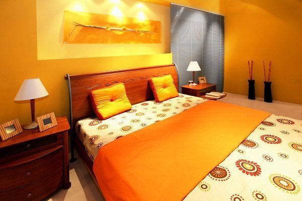 Оформление спальни с использованием насыщенного цвета