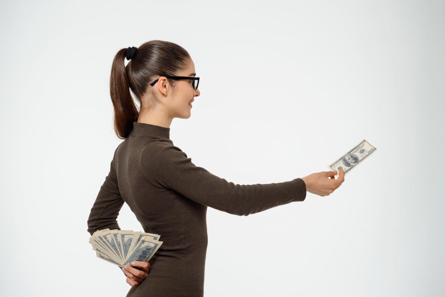 woman searching for ecommerce platforms and planning her budget