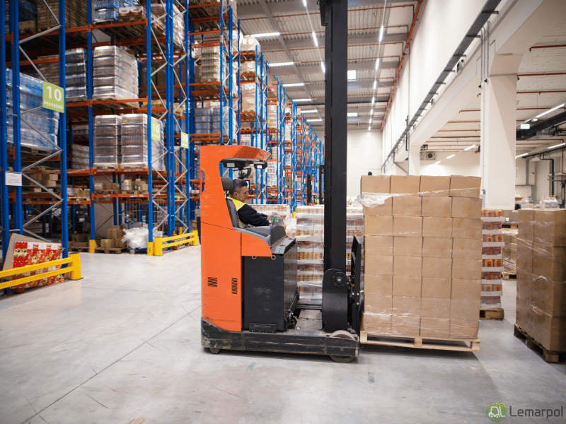 reach truck w magazynie