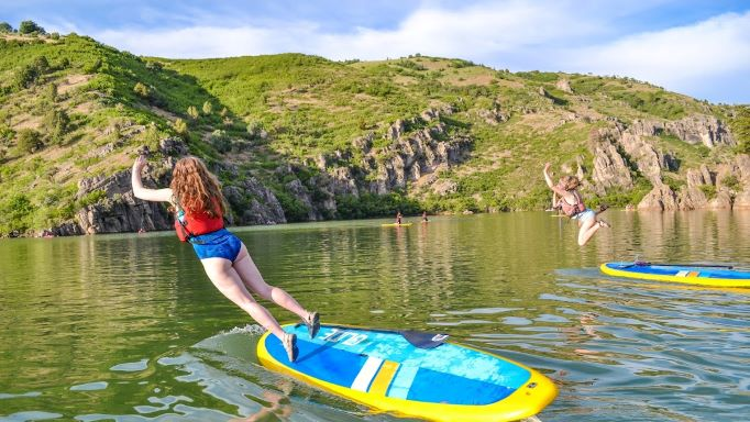 what should a beginner do when paddle boarding,sup yoga,paddle board,paddle forward,sup paddle,paddle tucked,knees slightly bent