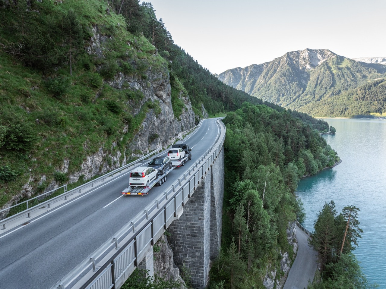 <The image depicts a detailed map of European transport routes, highlighting various international connections for transporting vehicles. It features marked paths for camper transport and auto vervoeren, illustrating the extensive network across Europe for reliable and efficient transport services.>