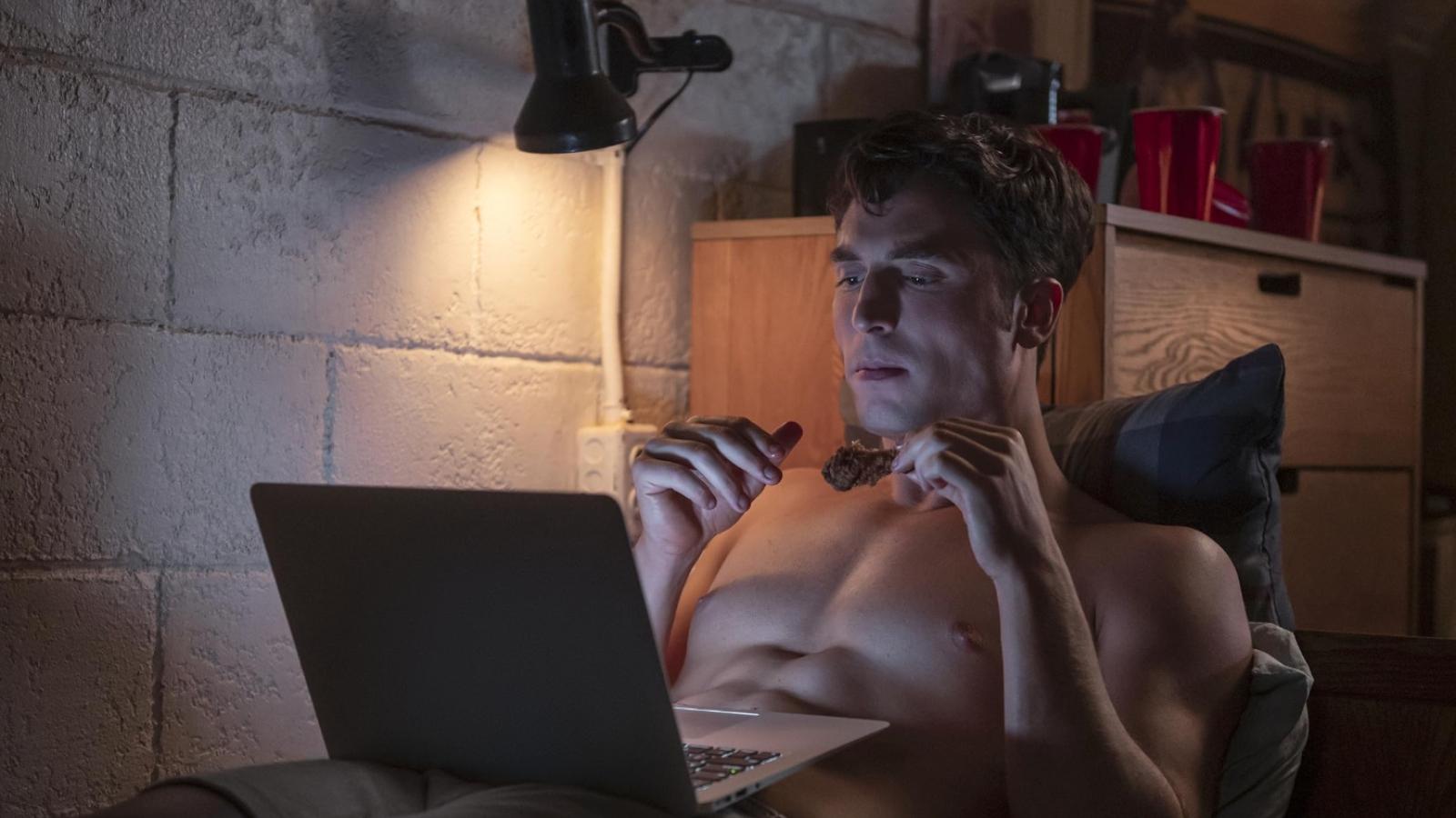 Benito Skinner as Benny in Overcompensating Season 1