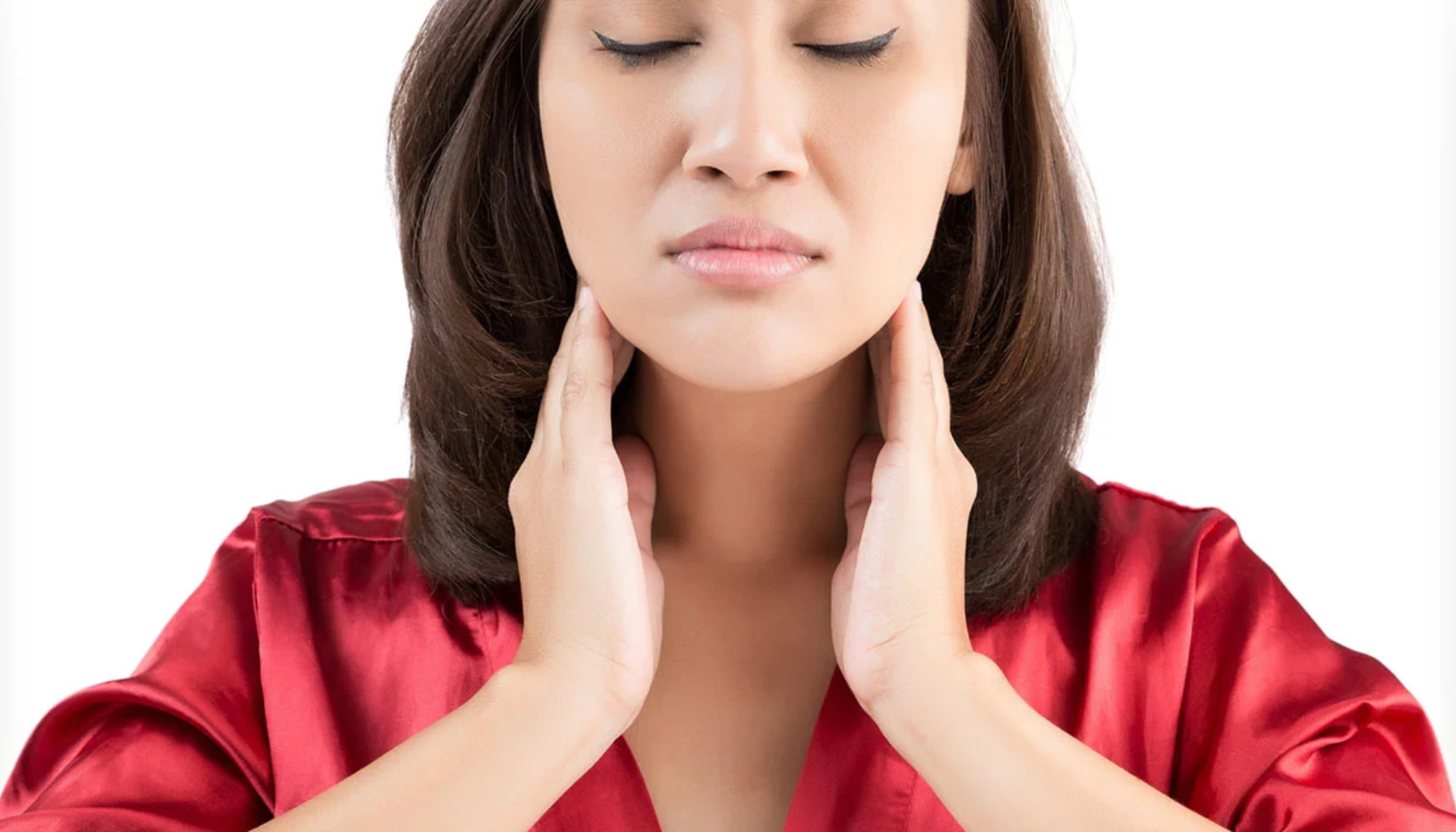 Kvinne som holder hendene på halsen og føler ubehag, typisk ved slimklump eller klumpfølelse i halsen.