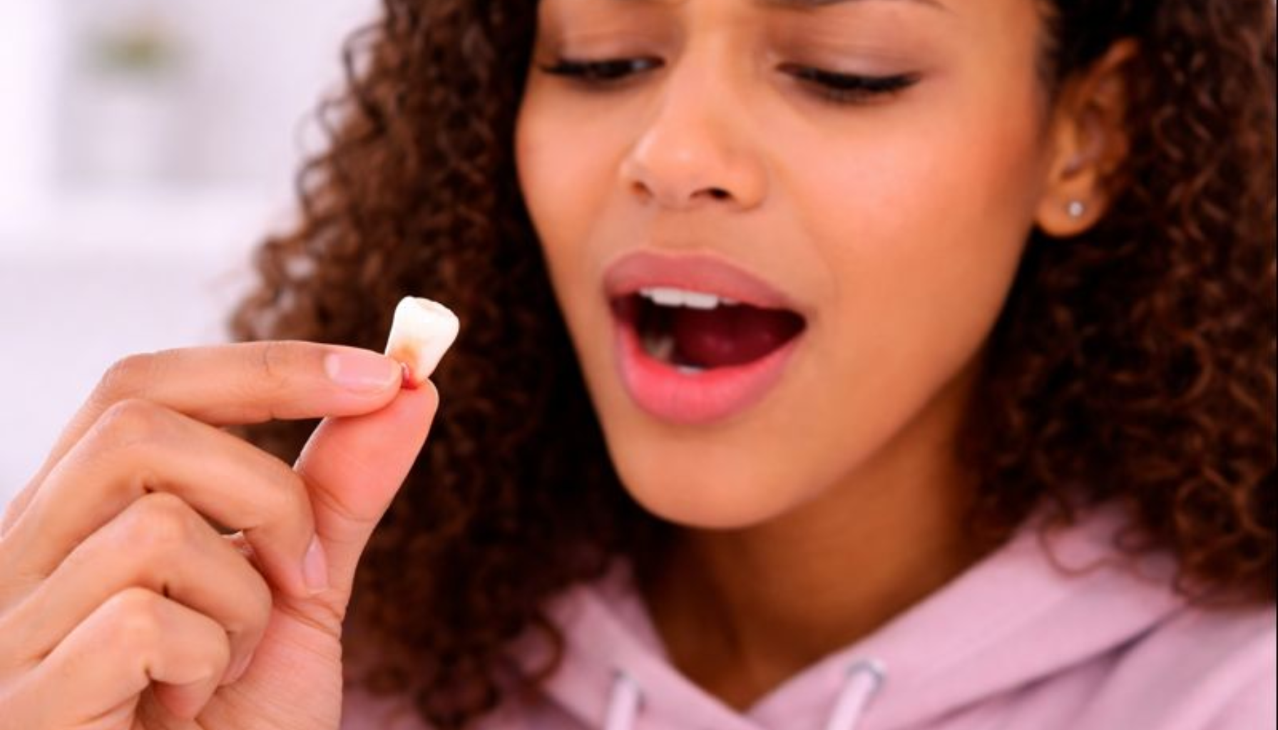 Tapptann: Når En Tann Går Tapt og Hva Du Kan Gjøre Videre 4 Kvinne holder mistet tann og ser bekymret ut, illustrerer tanntap og behov for videre behandling. tapptann tenner hos flere behandling andre barn tennene personer mer tannlege ofte manglende mulig pasienter ulike form vanlig norge tillegg tannen kommer ser senere behov små kunnskap finnes tann pasienten tilfeller oslo godt gjort gir like unge 2025