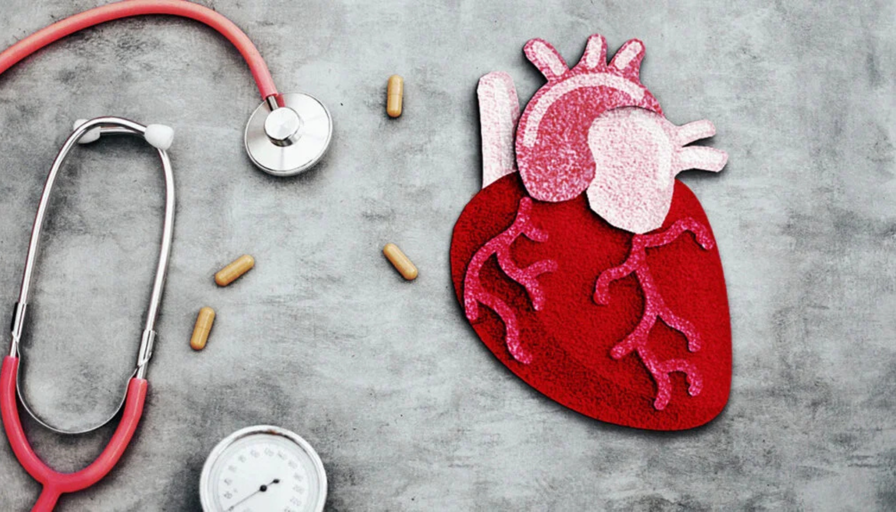 Stetoskop, blodtrykksmåler og piller – hjertehelse og behandling.