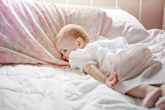 Niemowlak śpi w łóżeczku - półśpiochy niemowlęce- czy zakładać dziekcu?
