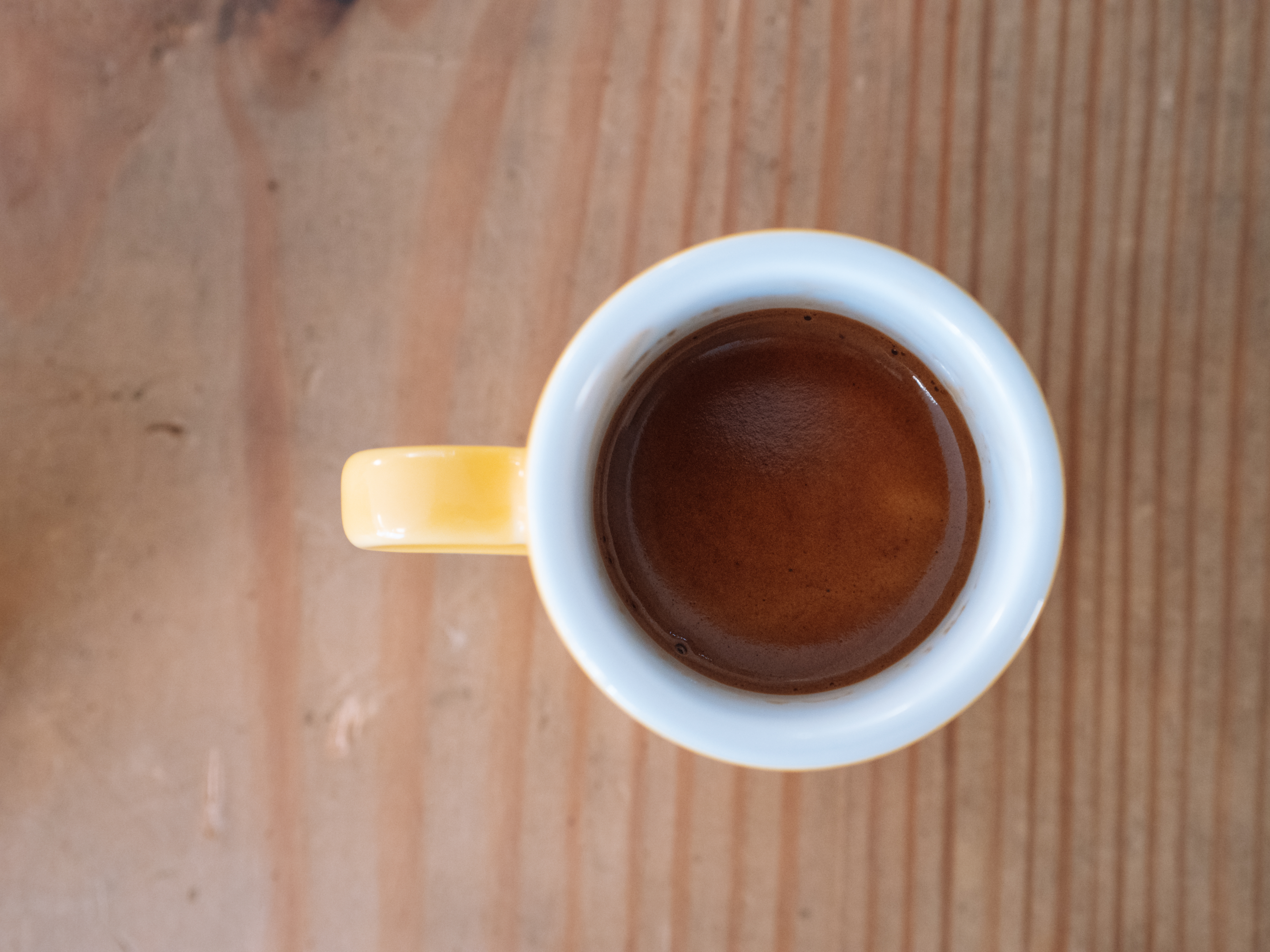 Friskbrygget espresso fra friskristede kaffebønner der er blevet friskkværnet