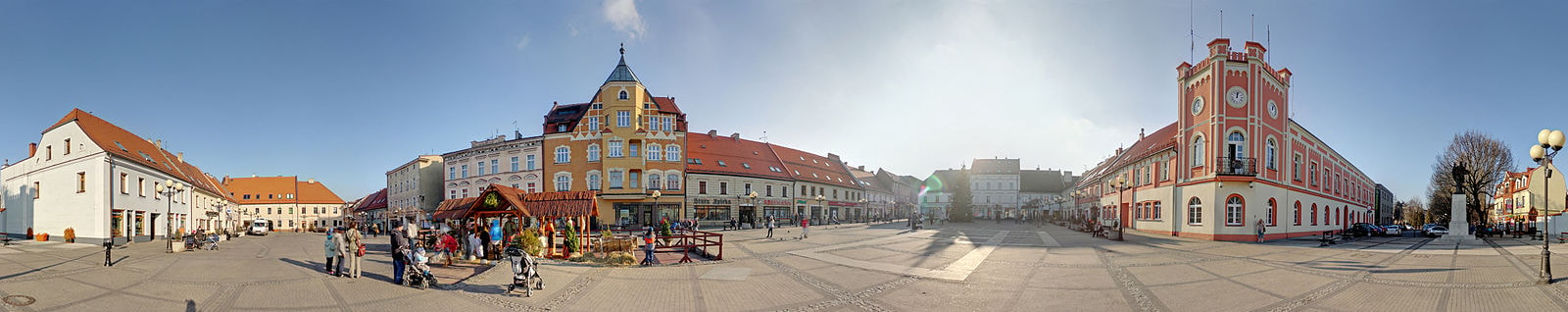 Panorama rynku w mieście Mikołów. Źródło: https://commons.wikimedia.org/wiki/File:Miko%C5%82%C3%B3w_Rynek_w_Miko%C5%82owie_Marketplace_Panorama.jpg