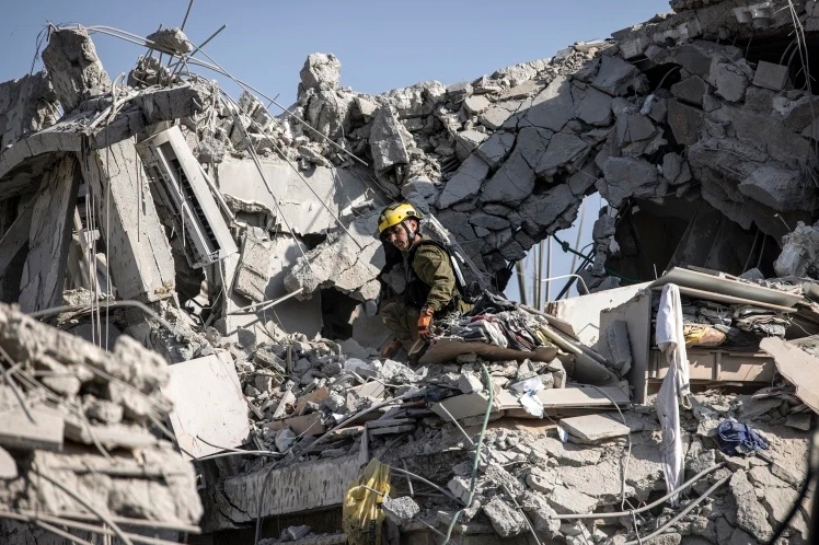 An image illustrating the total destruction of a building from the war. 