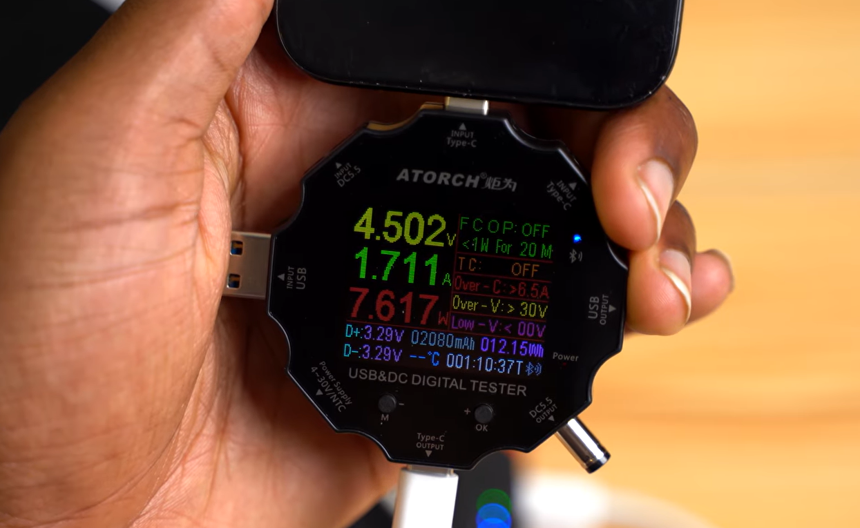 charging blavor solar power bank with mobile phone and ipad