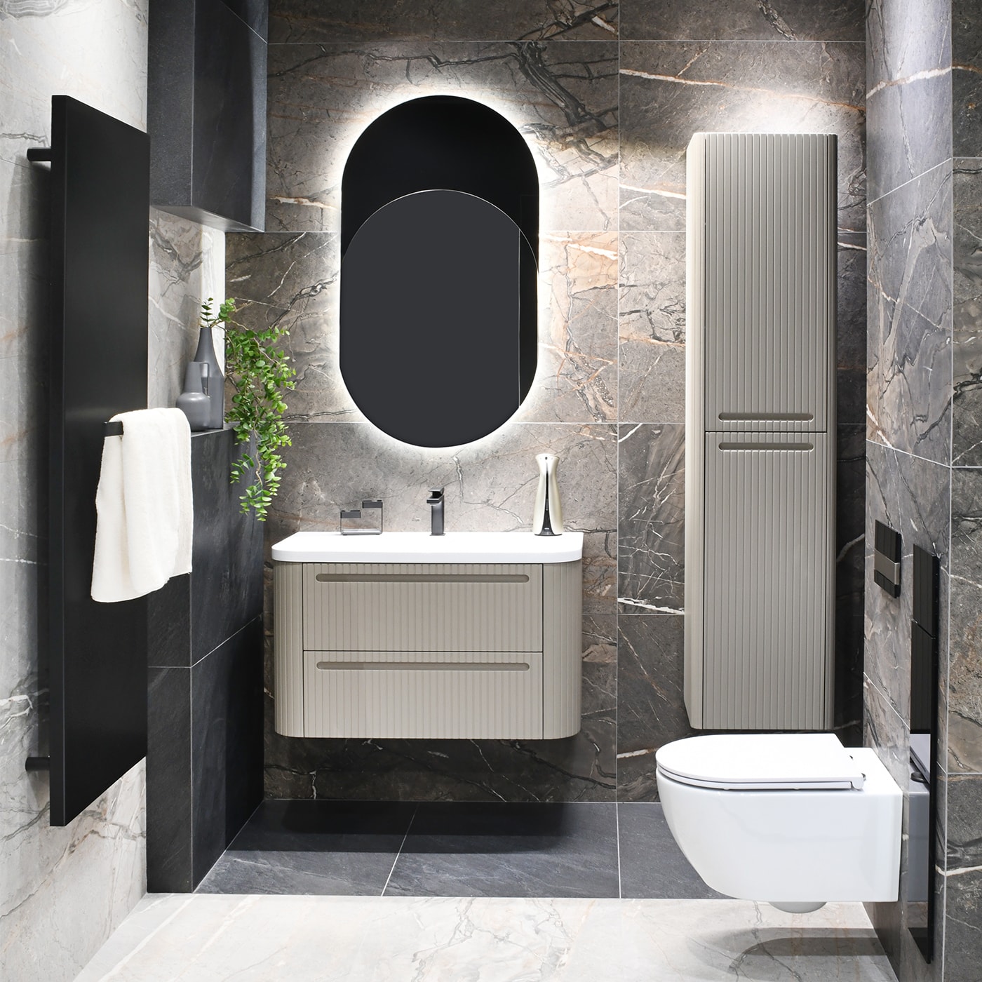 Wiszące szafki dodają lekkości i ułatwiają utrzymanie porządku. 