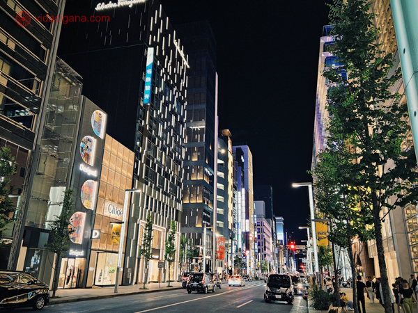 Imagem noturna do bairro de Ginza, região nobre e sofisticada de Tokyo.