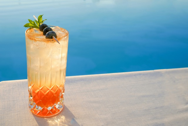 Champagne cocktail met olijven