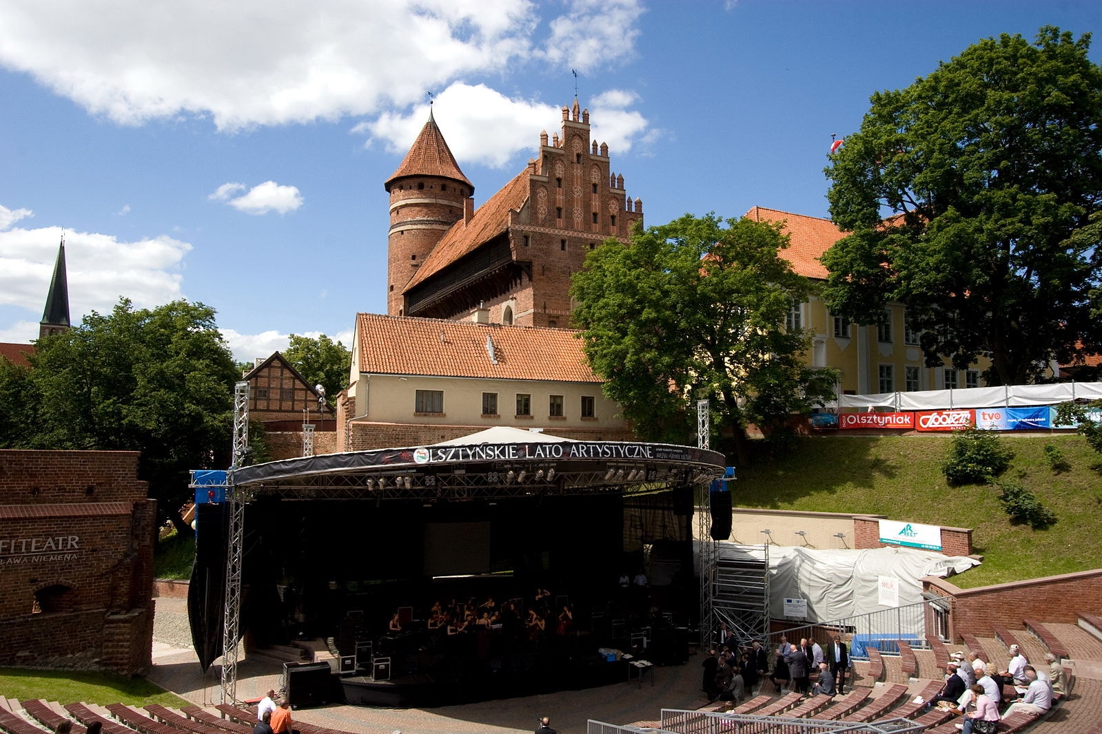 Amfiteatr w Olsztynie podczas jednej z letnich imprez. Źródło: https://commons.wikimedia.org/wiki/File:KOS_Olsztyn_OLA.jpg