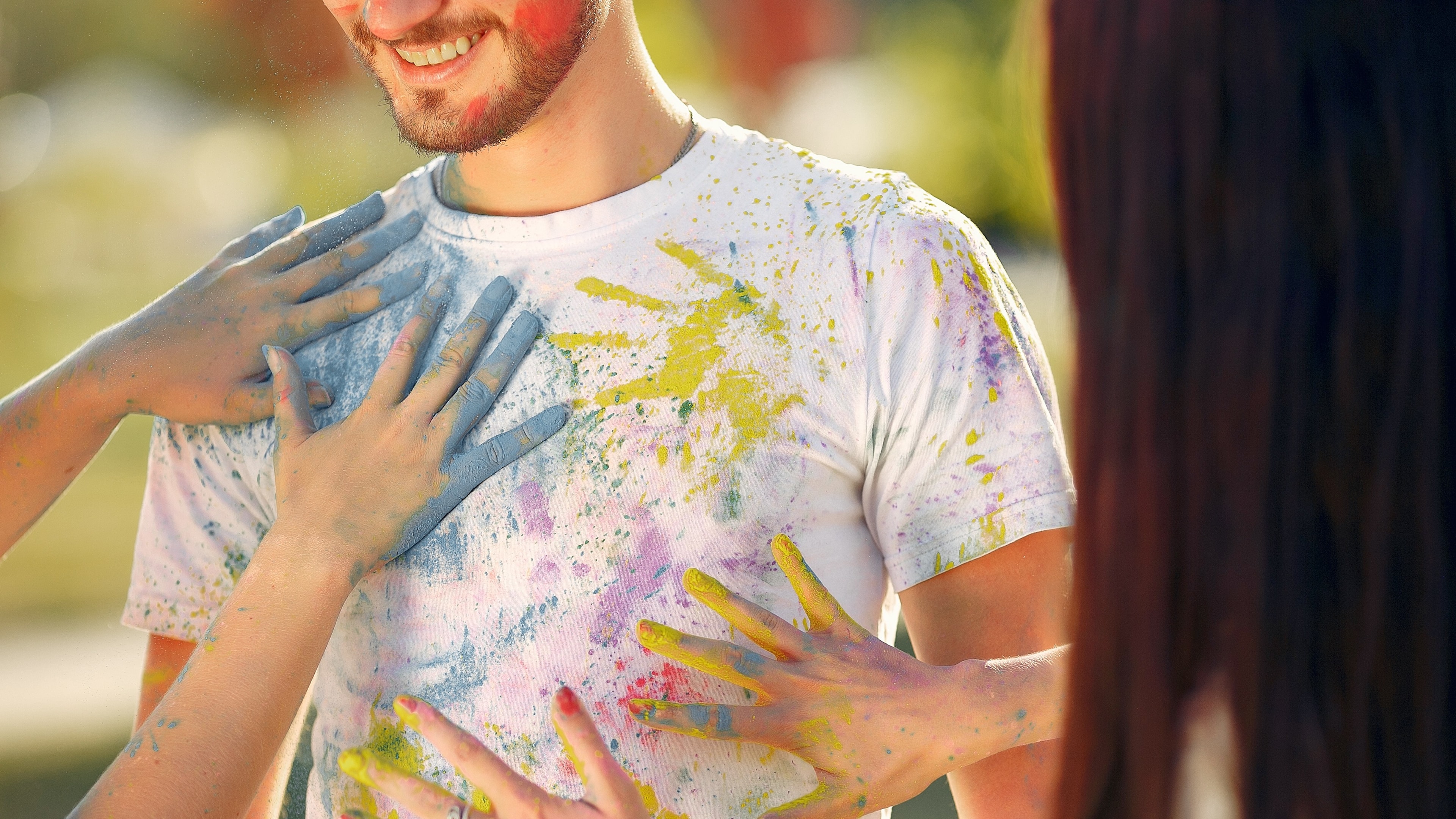Na zdjęciu malowanie koszulek dłońmi.