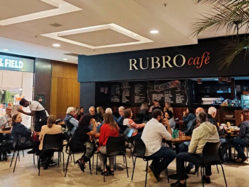Mesas em frente à Rubro Cafeteria no Rio de Janeiro. Imagem: Reprodução Instagram. 