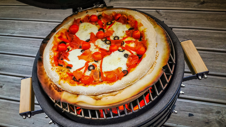 pizza grilled on the Weber Smokey Mountain