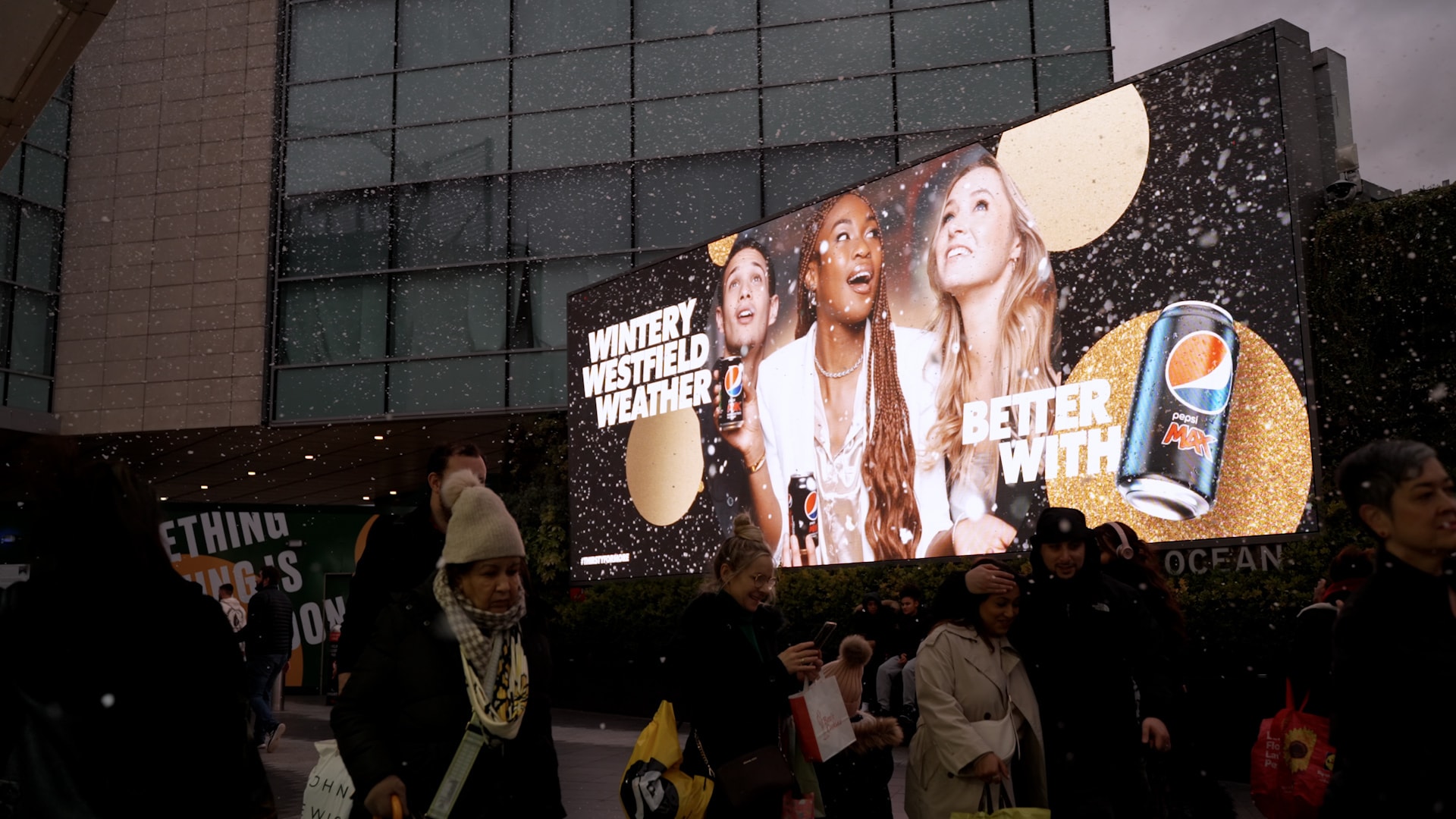 Christmas ads for Pepsi Max with a Billboard that actually snows! 