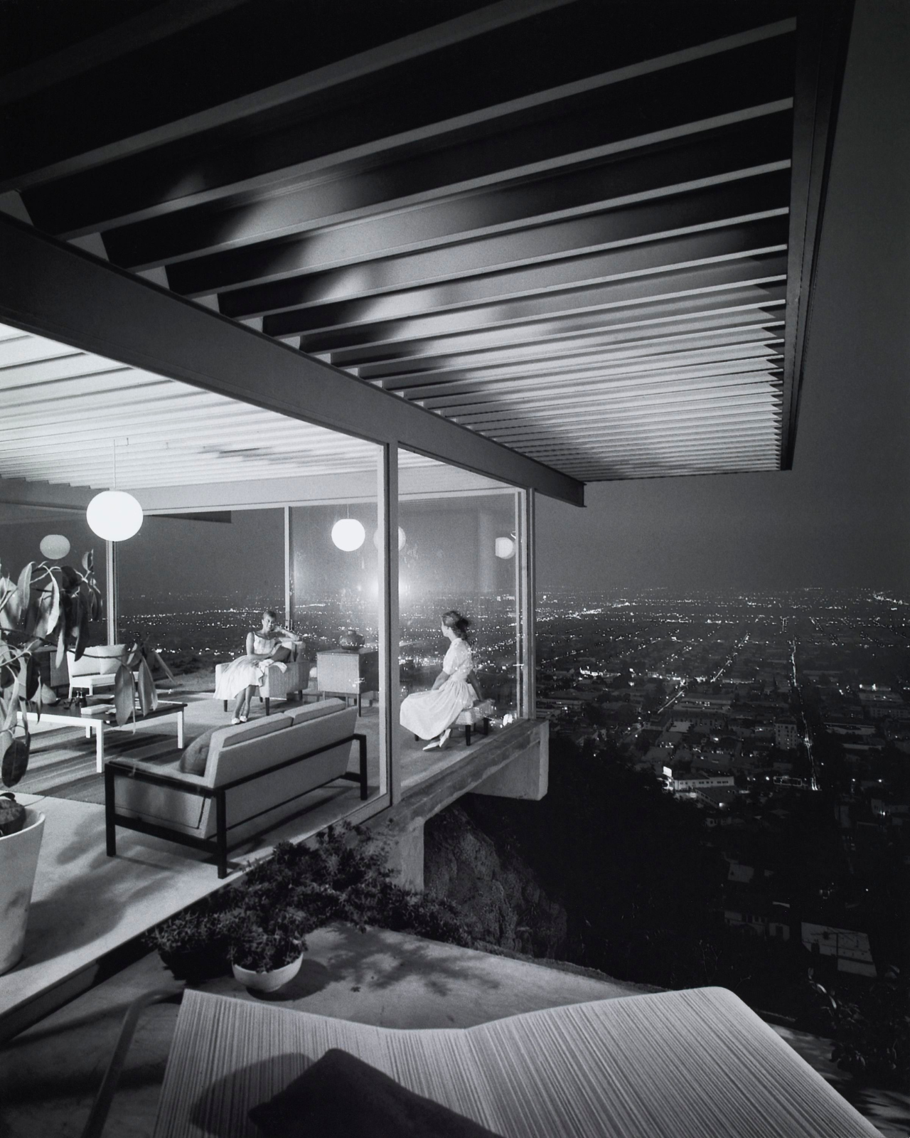 Julius Shulman's iconic nighttime photo of two women in the Stahl House