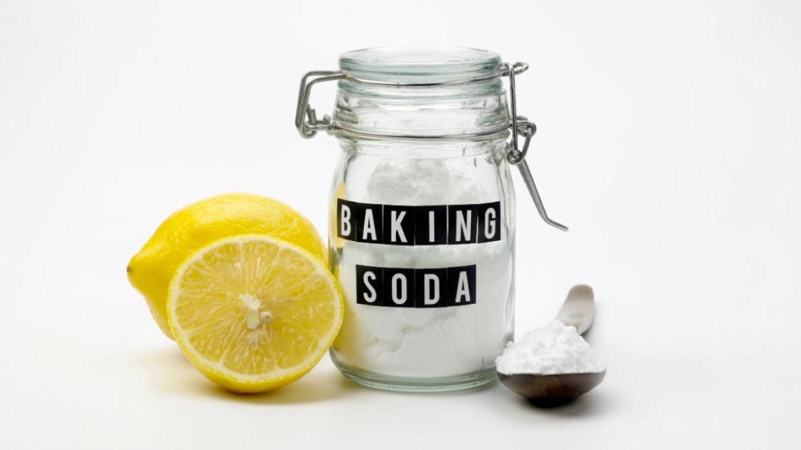 Baking soda dan lemon dalam toples kaca — bahan alami untuk menghilangkan noda nikotin