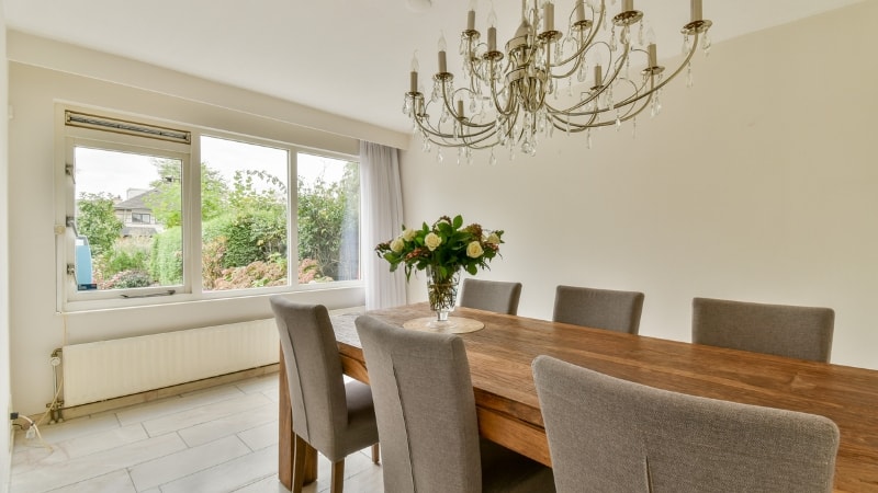 Mistakes to avoid when hanging a chandelier over dining table