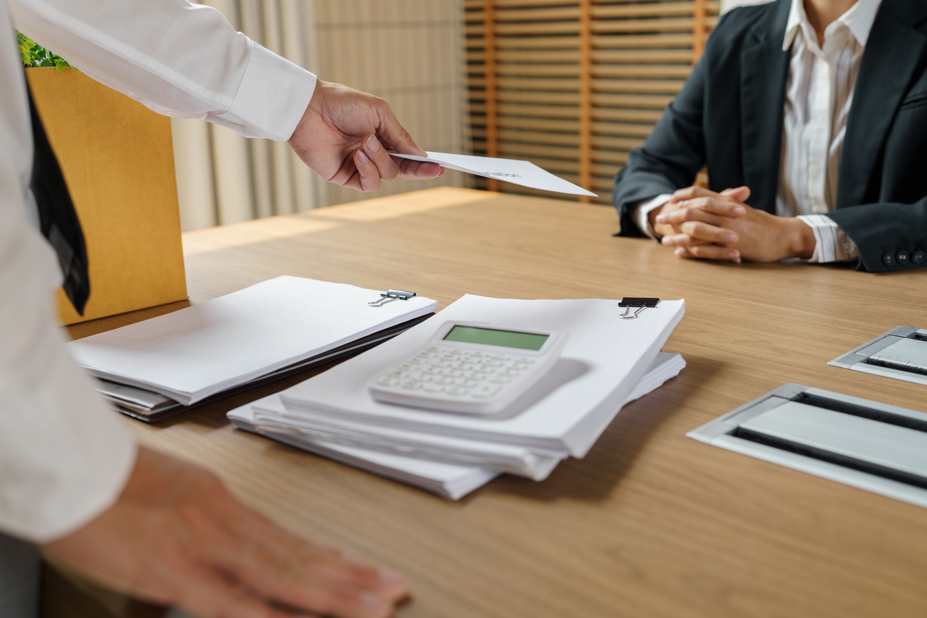 wręczenie wypowiedzenia przez pracownika swojemu przełożonemu