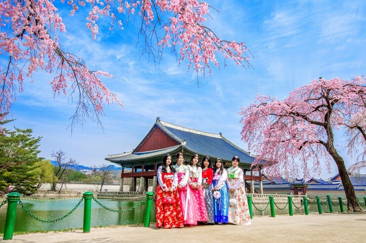 Women wearing hanbuk dress
