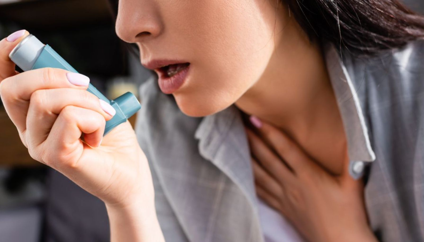 Kvinne med pustevansker holder en inhalator i hånden og presser den andre hånden mot brystet i et innendørs miljø. astma astma hos tung pust behandling av astma astma er en kronisk hos barn astma hos barn hoste tung pust fysisk aktivitet hos voksne personer med astma piping i brystet alvorlig astma kald luft anstrengelsesutløst astma person med astma mild astma blant annet beta 2 hos 5 år lang sikt behandling sist oppdatert asthma barn bør symptomer behov pasienter effekt luftveiene andre akutt anfall voksne god ofte fast alvorlig sykdommen astmaanfall dose får behandlingen beta vanligvis hoste personer mulig fysisk sykdom bruk legen tillegg bruke faktorer legemidler dersom gir brystet eksempel økt pef aktivitet risiko enkelte kronisk mer bivirkninger allergi brukes under kontroll fleste spesielt vanlig mild luft luftveisinfeksjoner