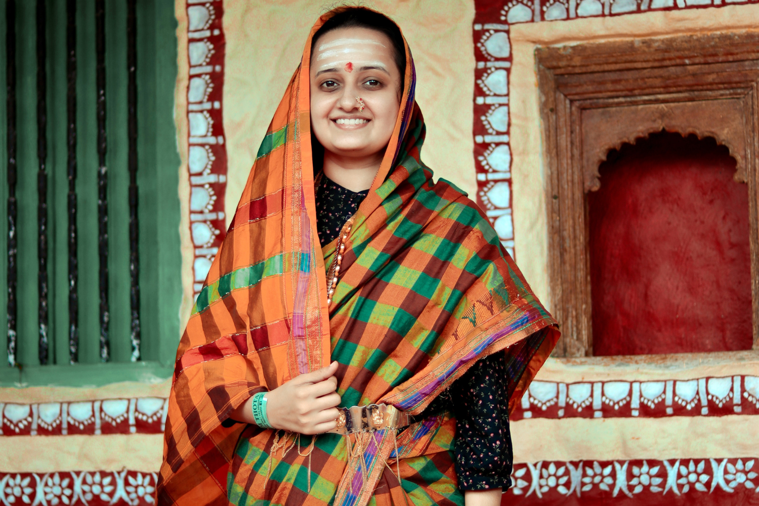 a Vijayapura woman wearing karnataka traditional dress - ilkal saree