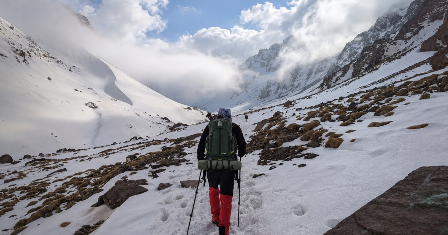 Randonneur avec sac à dos de trekking Wilsa Outdoor lors de l'ascension du mont Toubkal au Maroc