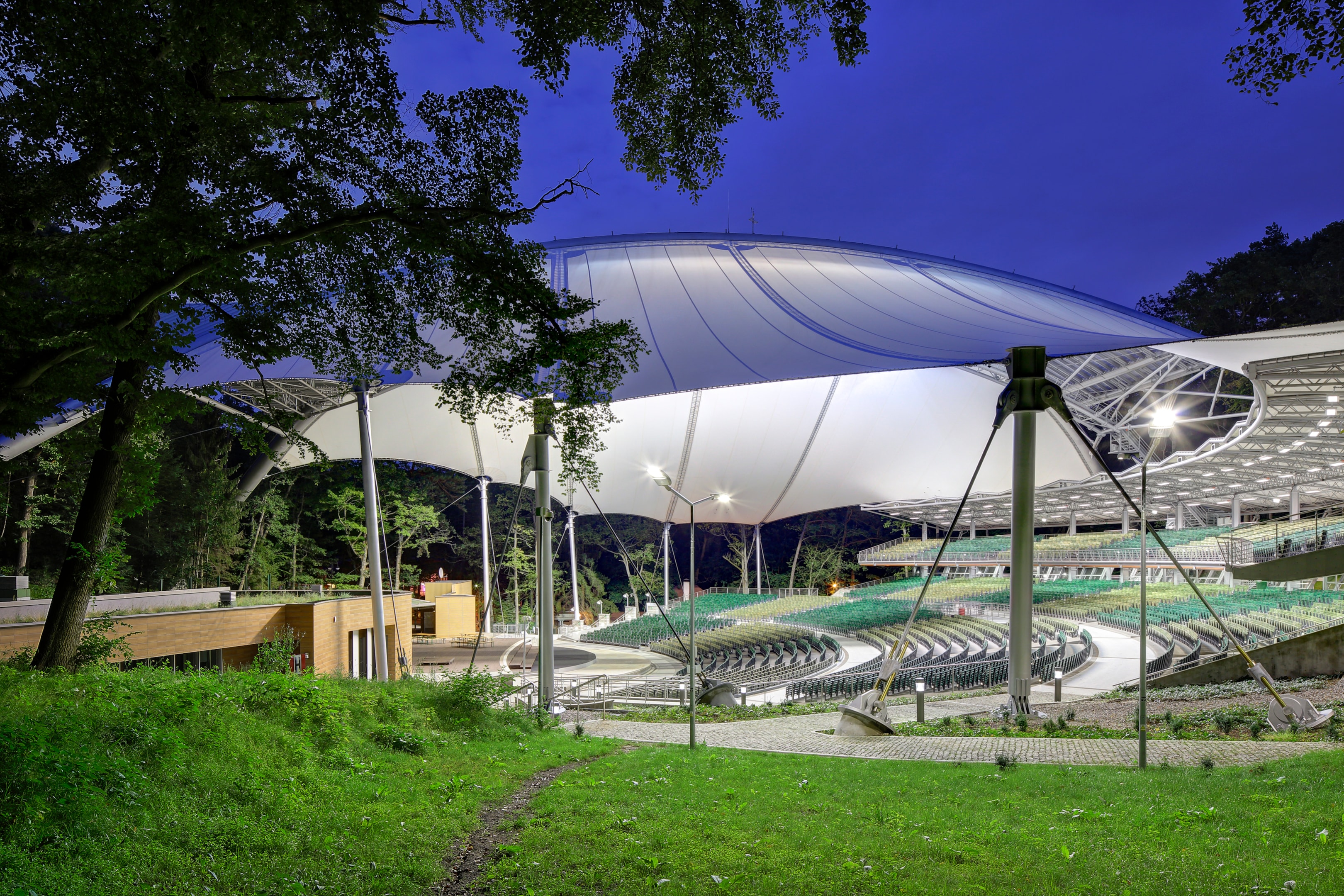 Opera Leśna w Sopocie (źródło: https://commons.wikimedia.org/wiki/File:Opera_Le%C5%9Bna_Sopot_-_PTFE_membrane_roof.jpg)