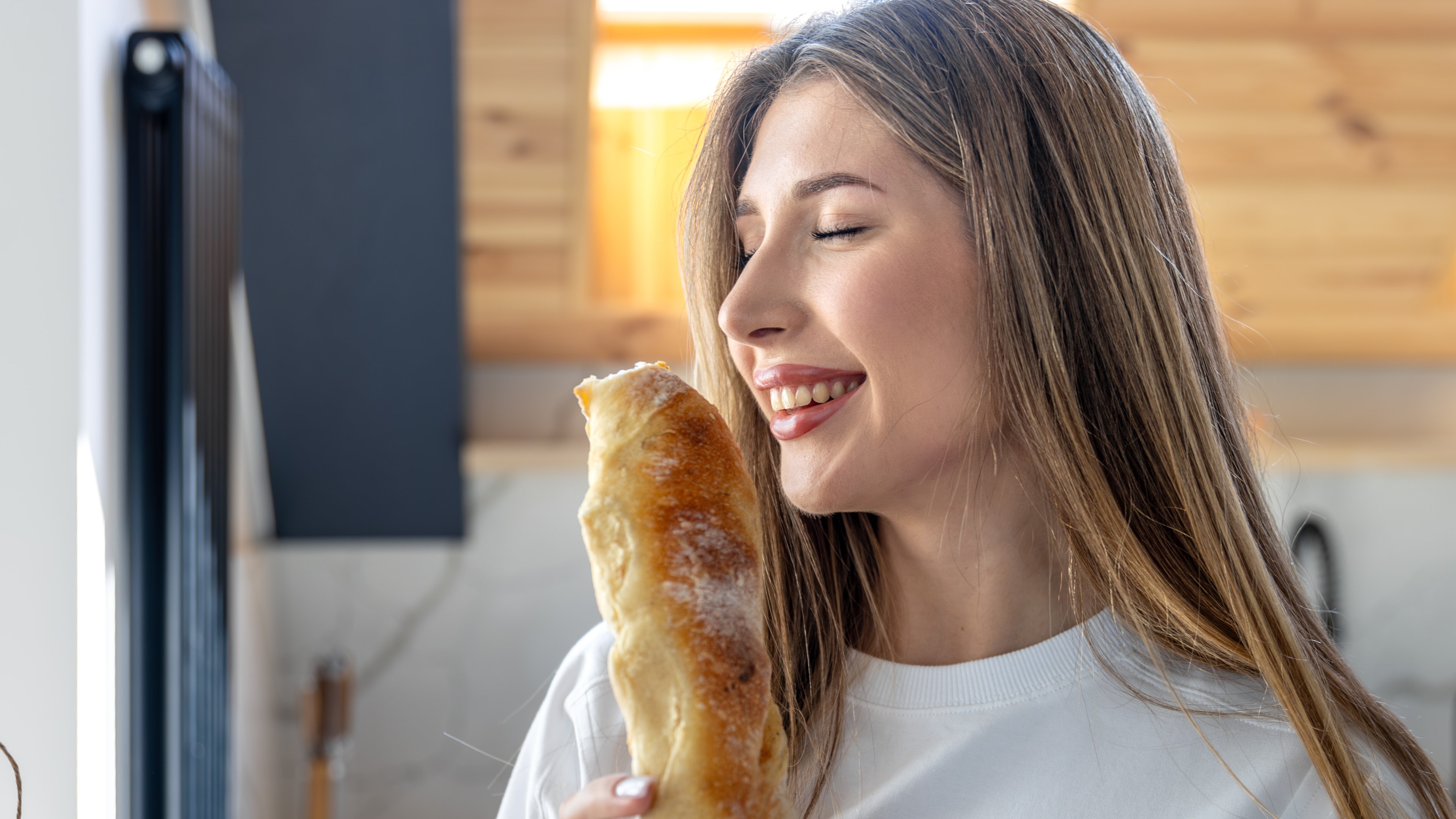 Wybierając zamienniki chleba, nie zapominajmy, że dieta powinna sprawiać radość, jak kobiecie na zdjęciu!