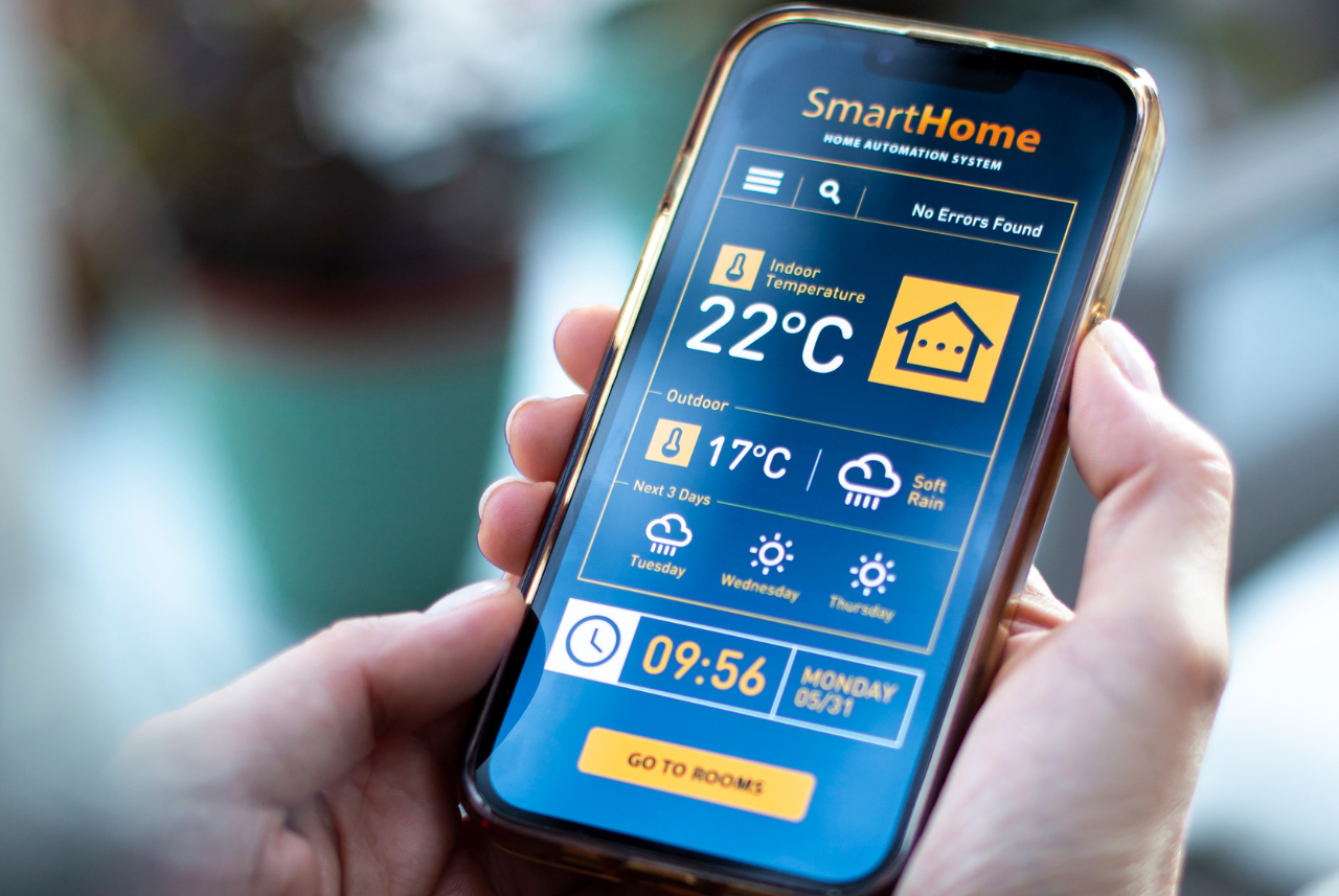 Een persoon die een smart home app op zijn mobiele telefoon gebruikt