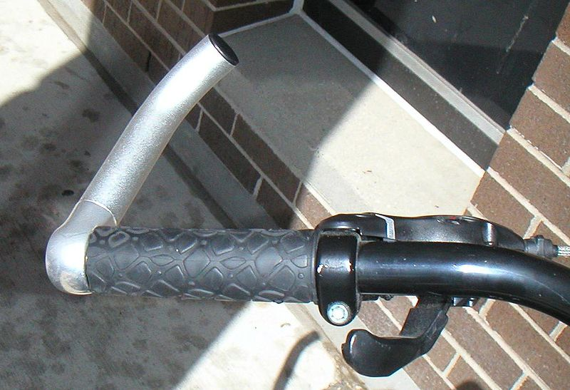 Bar end sem revestimento, apenas o tubo metálico. Foto de Andrew Dressel, Wikimedia Commons.