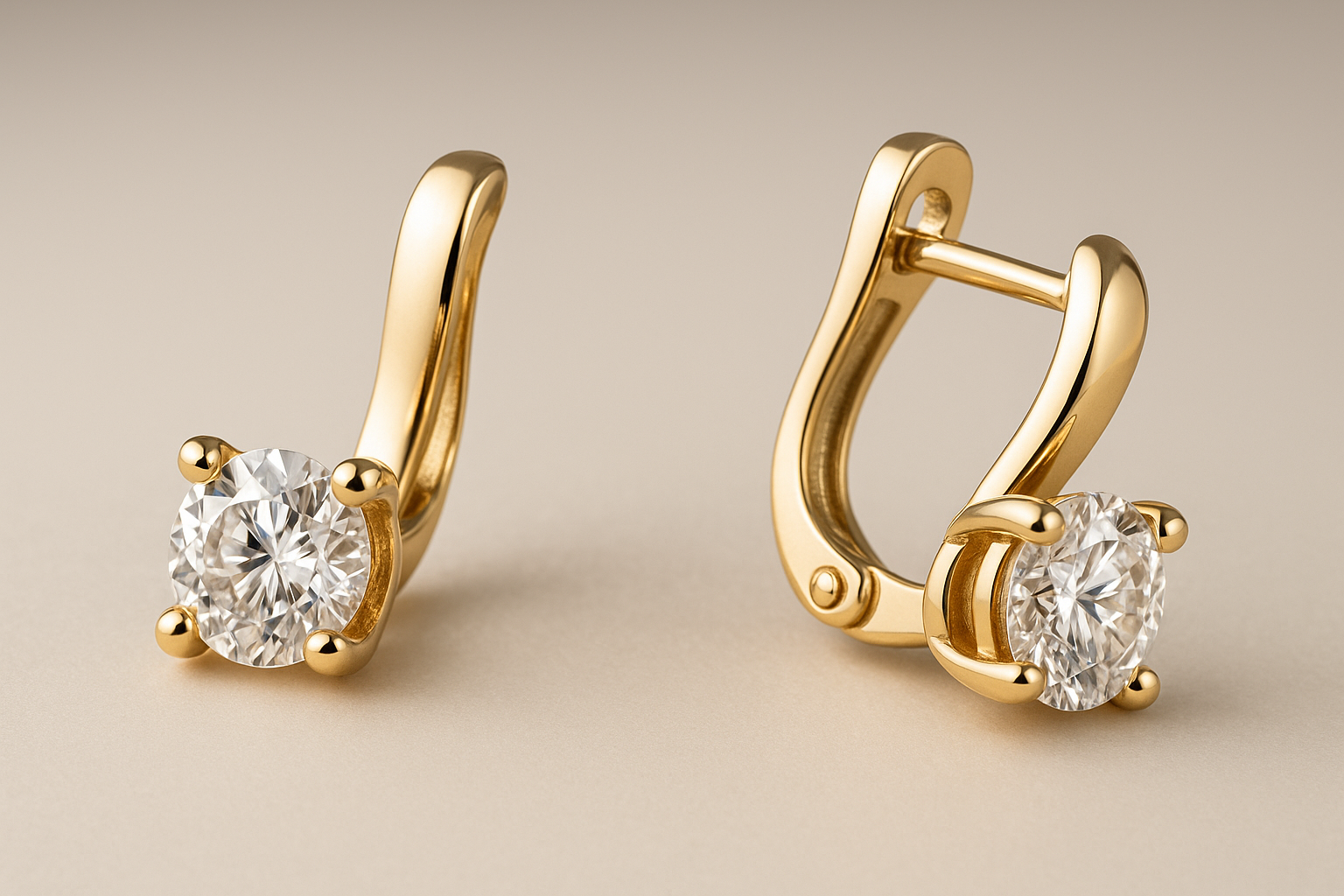 Gold earrings with diamonds and English lock, round brilliant diamonds secured with four prongs, reliable hinge mechanism clearly visible.