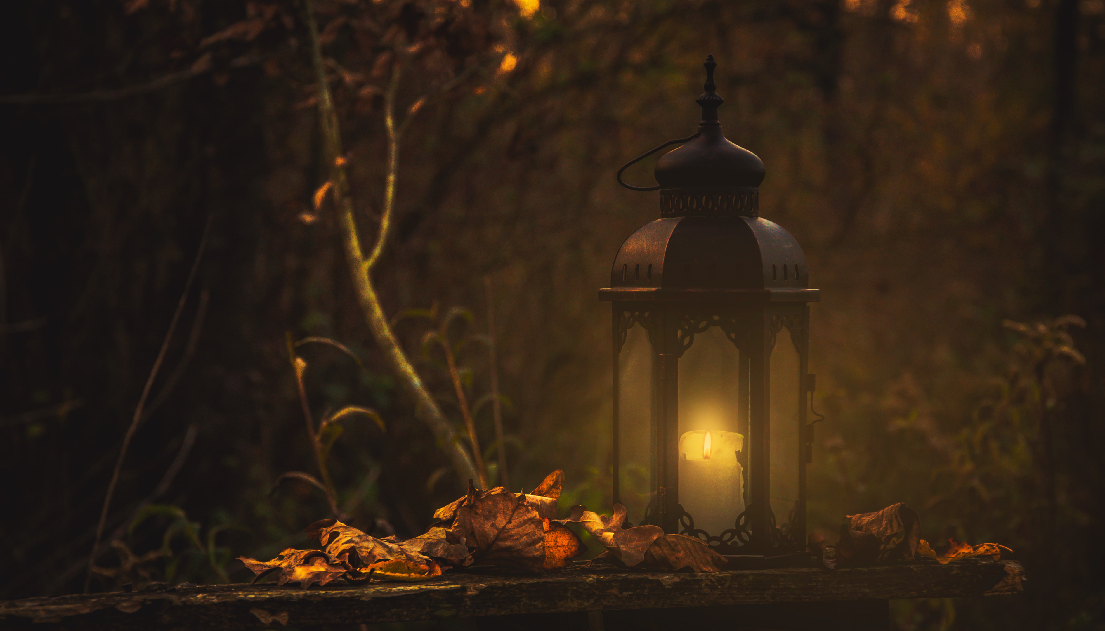 Lanterns ensure a cozy balcony atmosphere in autumn