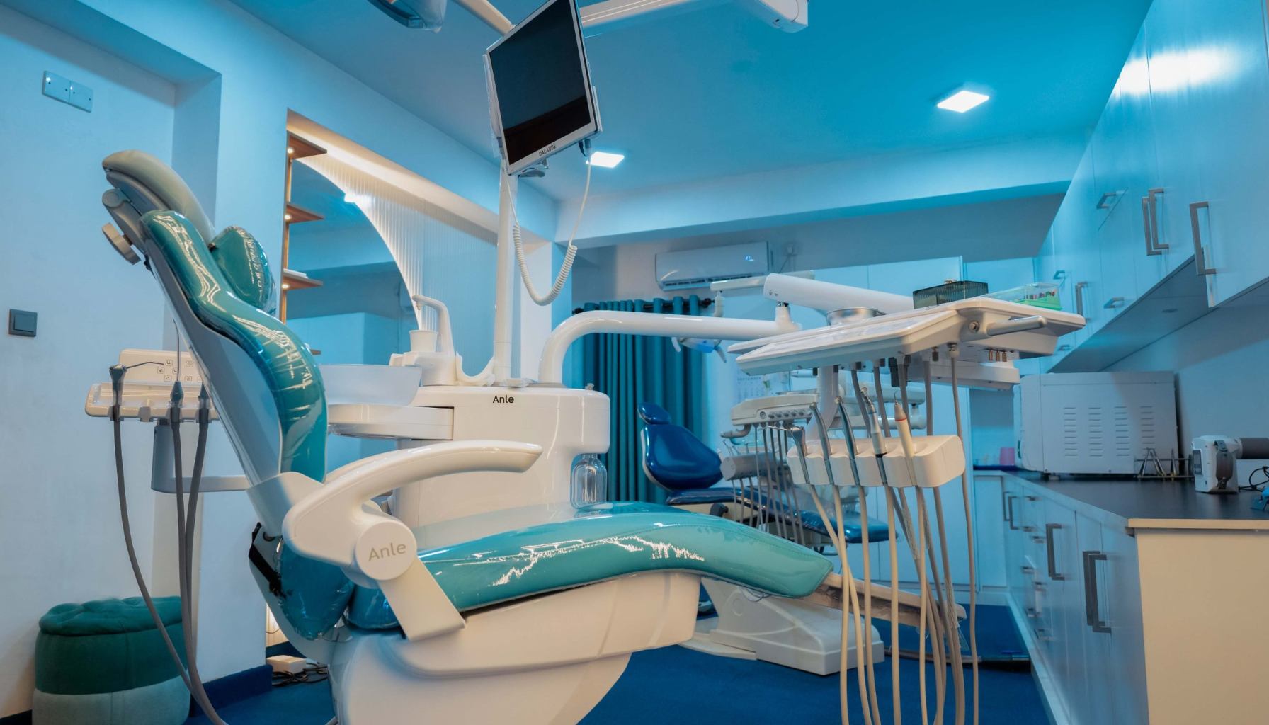Tannspesialist på Eiksmarka – Når trenger du én? 17 Moderne tannlegekontor med blå behandlingsstol, tannlegeutstyr, skjerm og sterilt arbeidsmiljø, klart for pasient. tannspesialist kirurgi og oral medisin oral kirurgi spesialist i oral spesialist i oral protetikk oral protetikk tannlege spesialist spesialister våre behandling innen periodonti tannleger tannpleier erfarne klinikken andre tilby