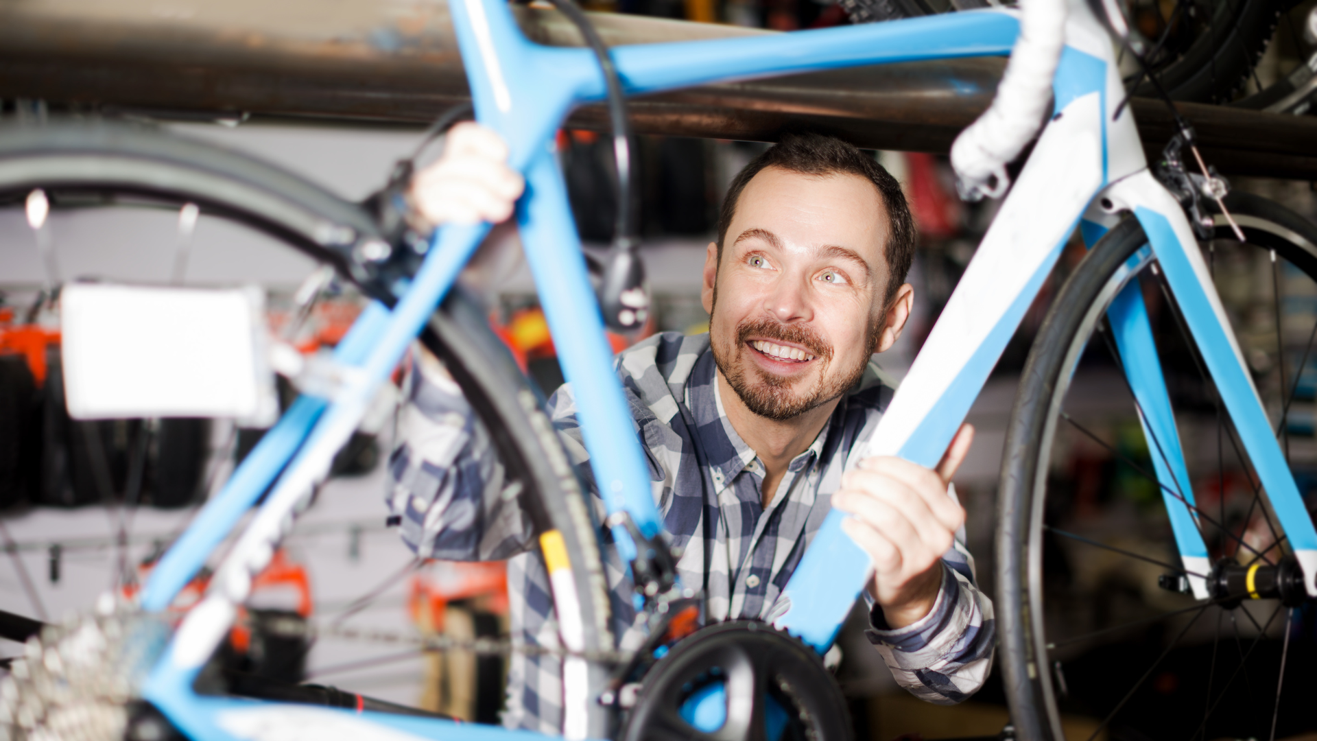 Escolhendo o quadro de bike ideal. Foto: iStock