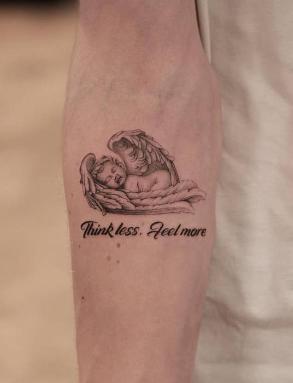 Liegender Engel Tattoo auf Arm