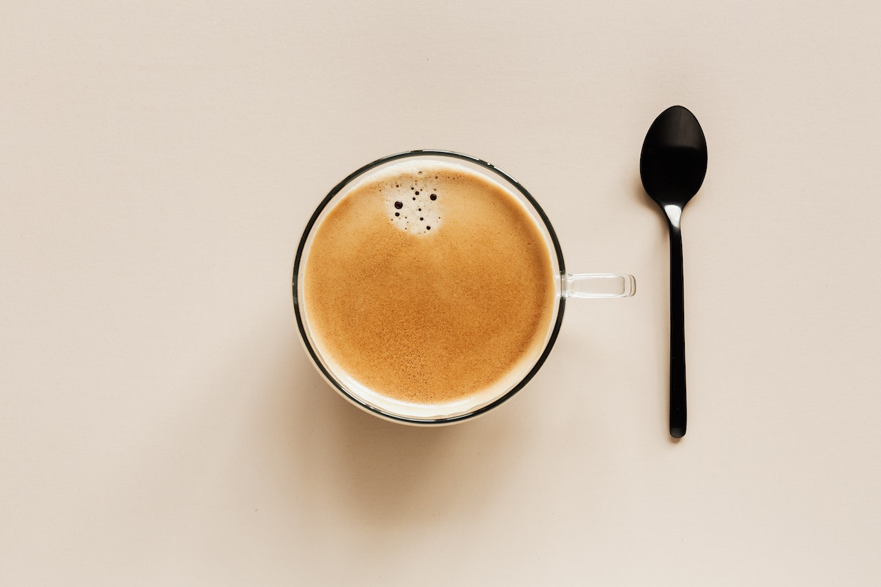 Xícara de café com uma colher do lado. Fonte: Pexels