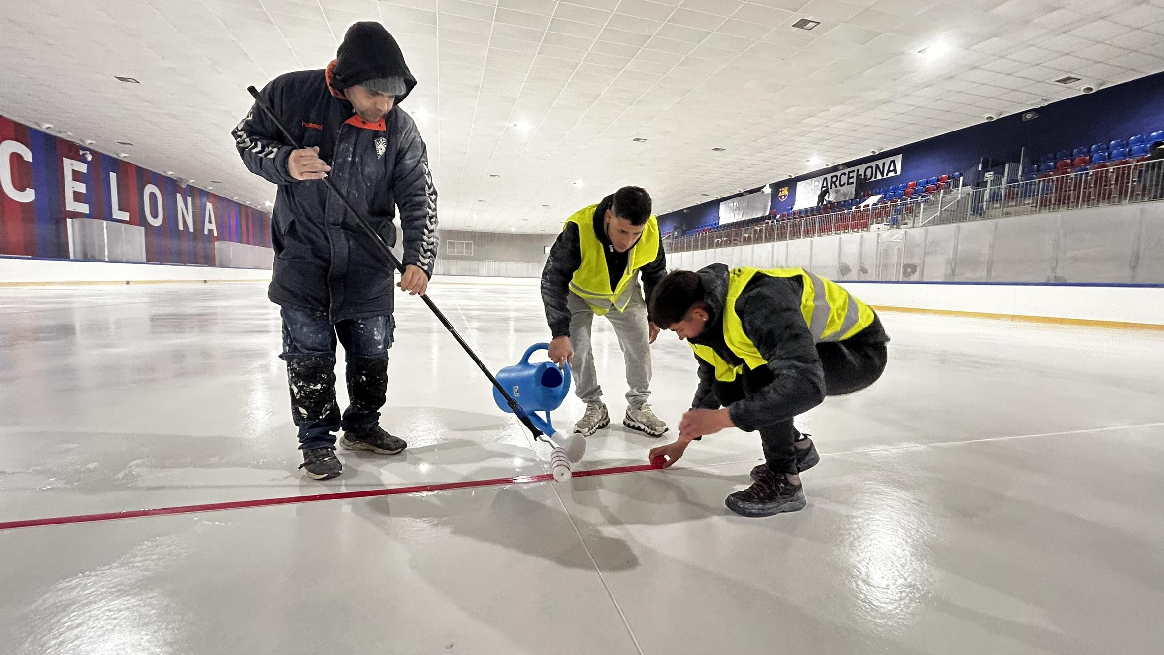 NAPAPIRI techniekers bevriezen de officiële ijshockey lijnen in de Olympische ijsbaan van FC Barcelona