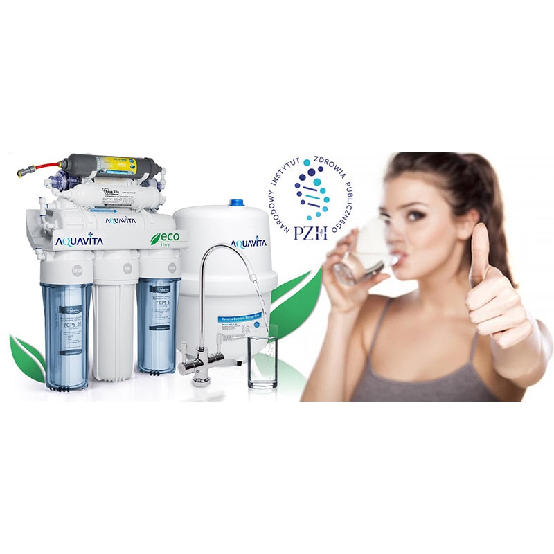 Filtr odwróconej osmozy AQUAVITA ŻYWA WODA RO8 i kobieta z kciukiem w góry