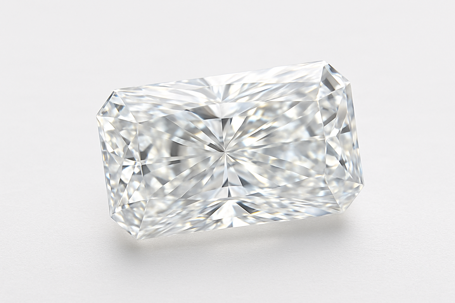 Radiant formos pailgas deimantas baltame fone, ryškiai atspindintis šviesą ir briaunas