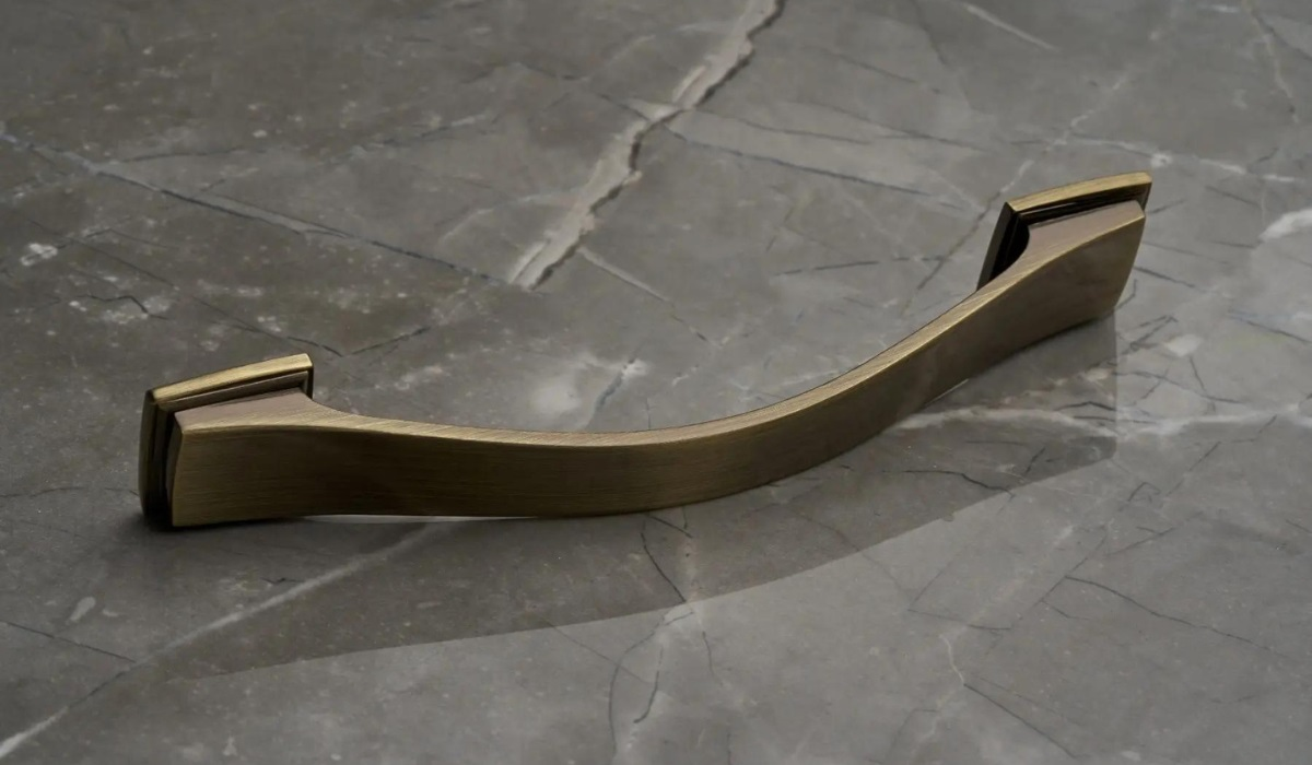 Modern bathroom cabinet flat bow handle - antique brass