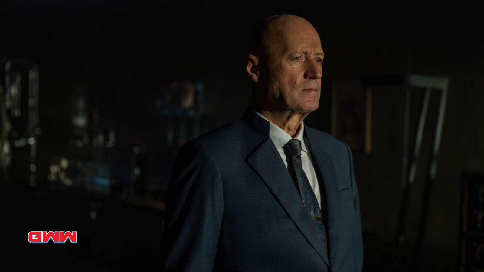 Adrian Edmonson as Atom Eins looking afar in Alien: Earth