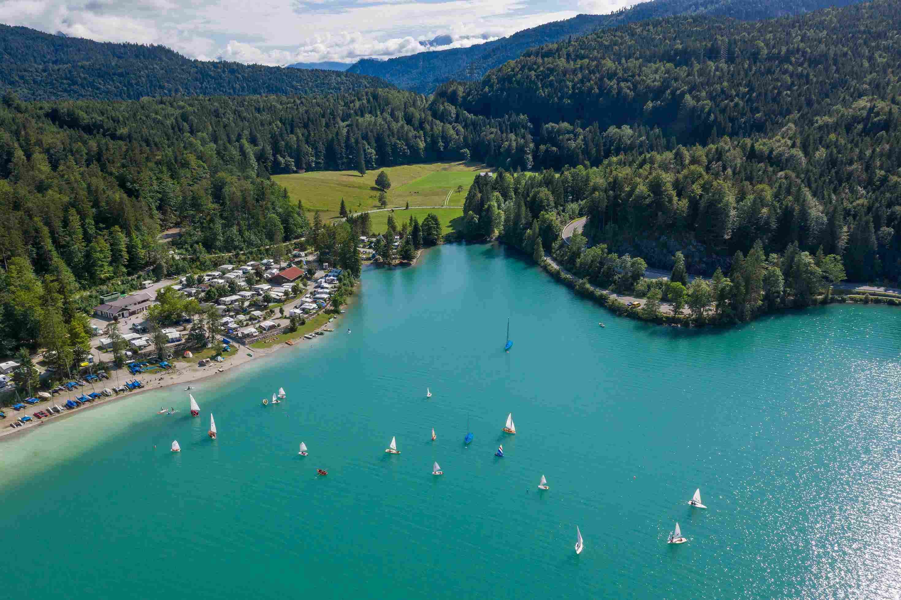Vista aérea do parque de campismo em Walchensee
