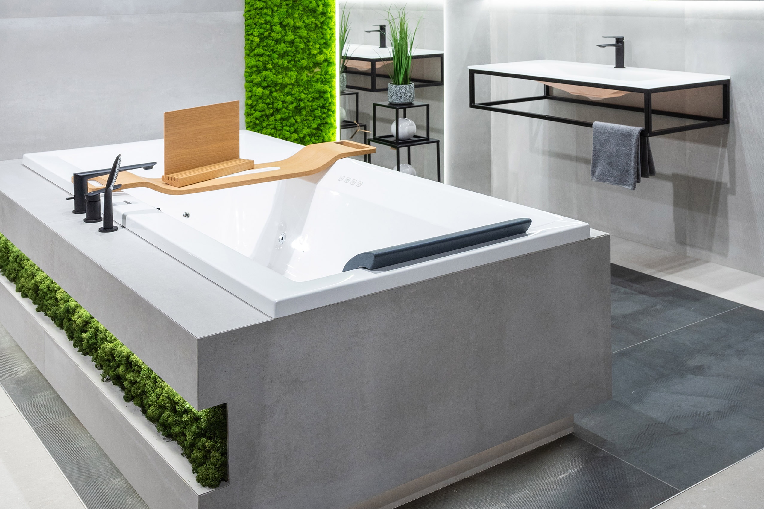 Szara łazienka z wanną z hydromasażem w stylu spa