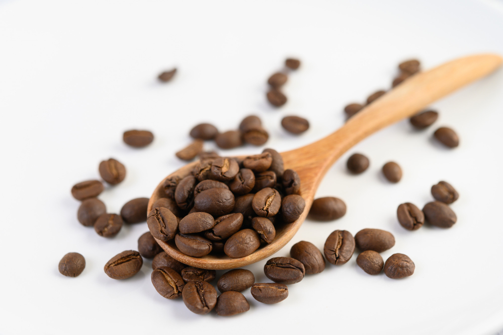 A cafeína é uma das principais substâncias que compõe os suplementos pré treino. Fonte da imagem: Freepik.