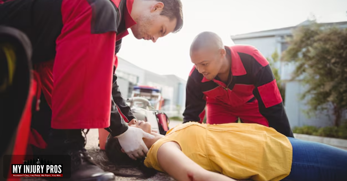 Paramédicos examinando mujer herida