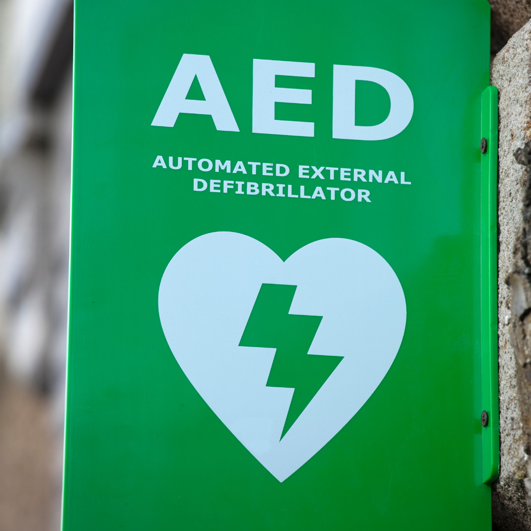 Les formations défibrillateur permettront d'apprendre les gestes de réanimation pulmonaire et cardiaque. Il existe différents modèles de déffibrillateur DSA ou défibrillateur semi-automatique, AED en anglais ou DEA en français dit aussi défibrillateur automatique externe et enfin DA pour défibrillateur automatique. 